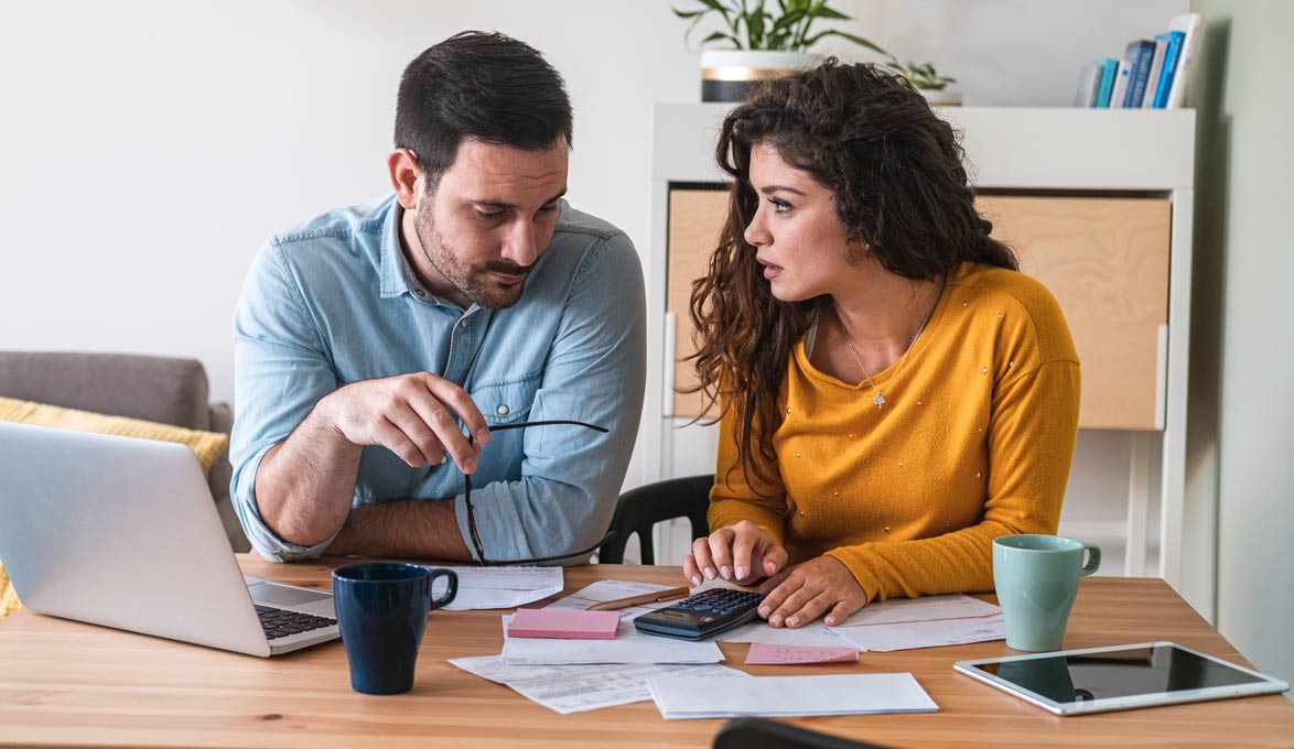 couple-discussing-finances