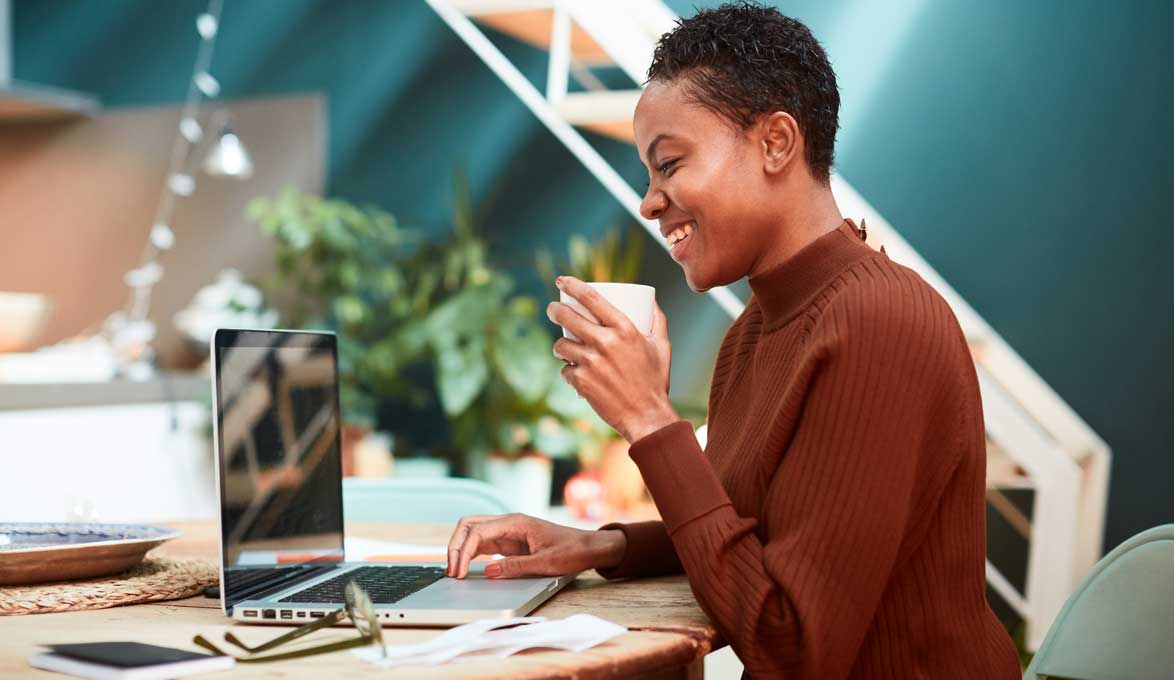 woman learning about how do payday loans work online
