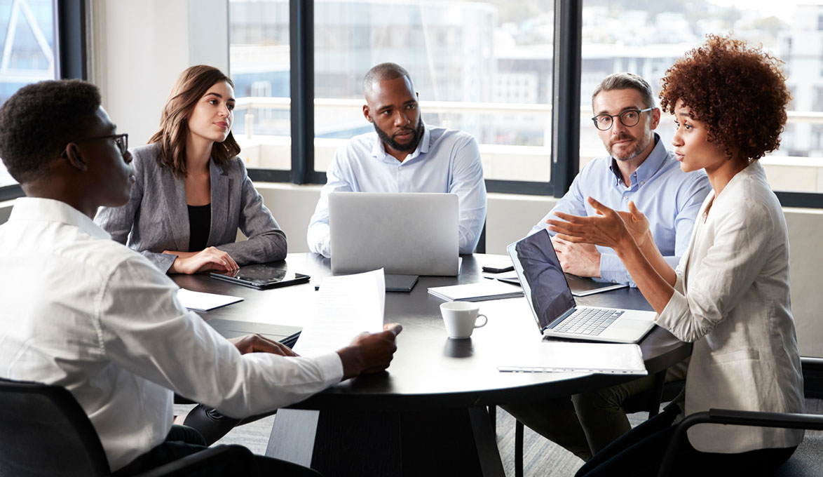 employees discussing working capital ratio
