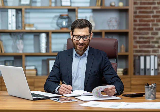 Business customer balancing their books using treasury navigator