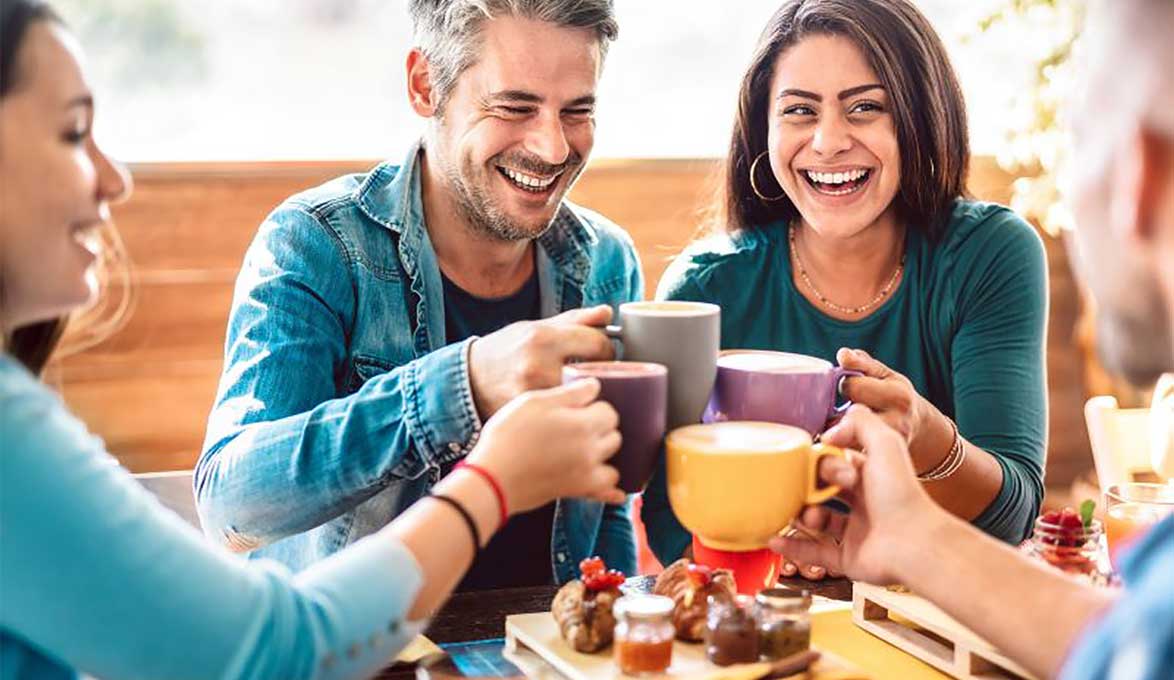 Friends-gathering-over-drinks